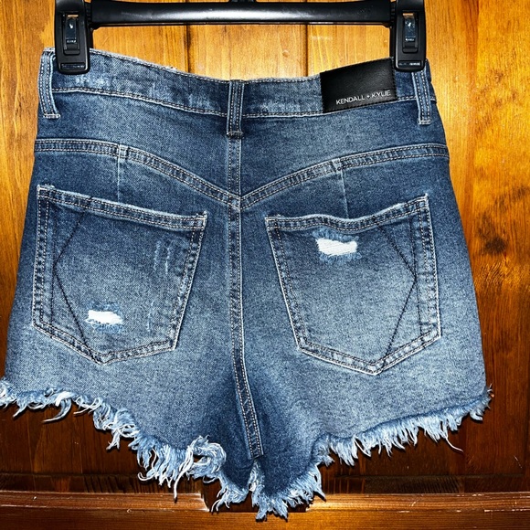 Kendall & Kylie Jean Shorts - Picture 2 of 5